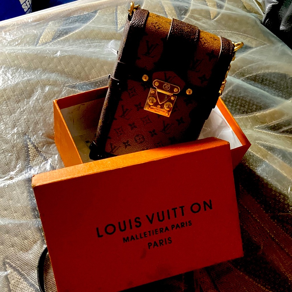 LV cross body bag in good condition